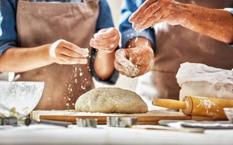 Empreendedorismo familiar: pessoas fazendo massa de pão - Academia Assaí