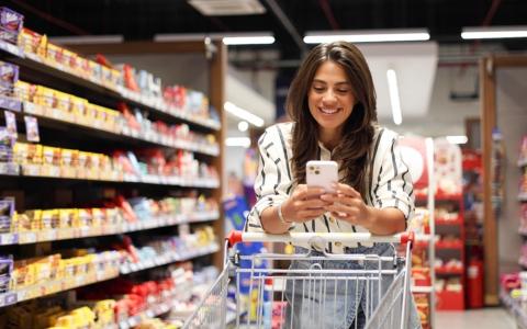 Neuromarketing - mulher olhando no celular em mercado