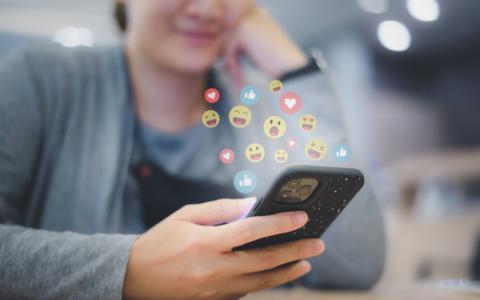 Mulher descobrindo novas funções do Instagram