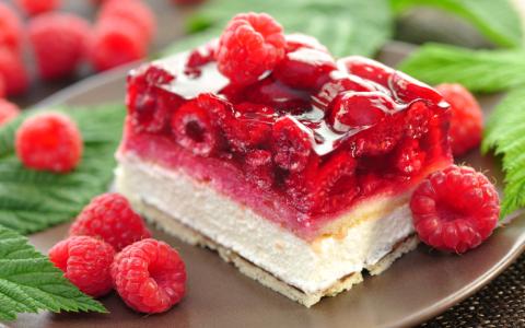O bolo de iogurte com frutas vermelhas é uma opção que une maciez, sabor equilibrado e uma apresentação impecável, perfeita para impressionar e conquistar novos consumidores. 