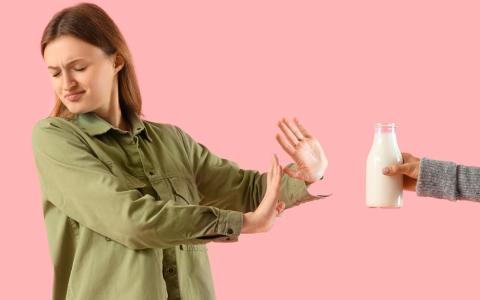 Mulher intolerante a lactose busca opções sem lactose