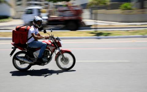 Taxa de entrega do delivery inclui considerar o tipo de entregador