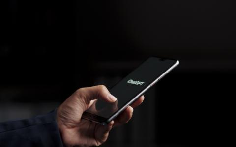 Pessoa usando o ChatGPT para otimizar posts de negócio de alimentação