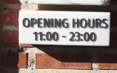 Placa de restaurante com horários de atendimento