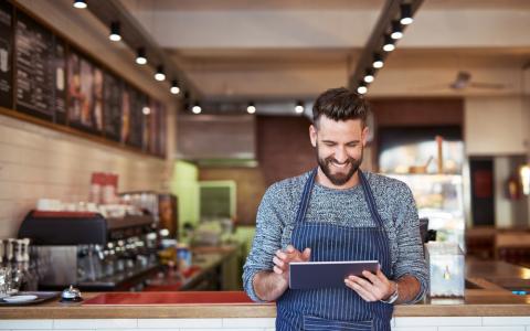 Empreendedor feliz concluindo planejamento financeiro