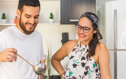 Casal de empreendedores cozinhando a dois para o Dia dos Namorados