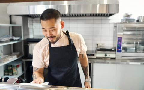 Chef calmo olhando pedido após produção sem sobrecarga