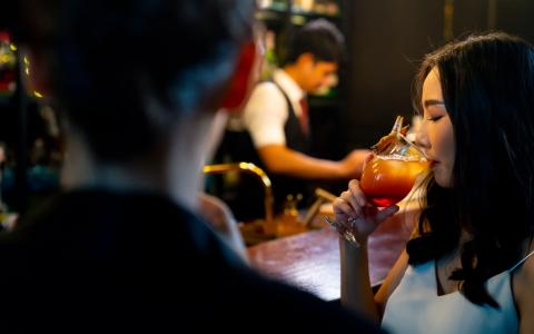 Protocolo Não é Não - homem se aproximando de mulher em bar