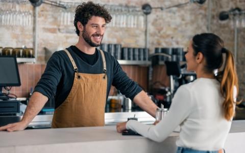 atendente conversando com cliente