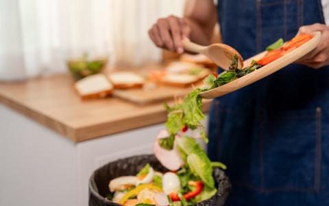 Empreendedor tentando fazer a redução de lixo na produção