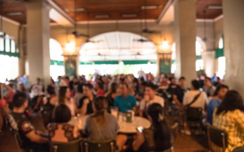Restaurante lotado em período de alta demanda - imagem desfocada