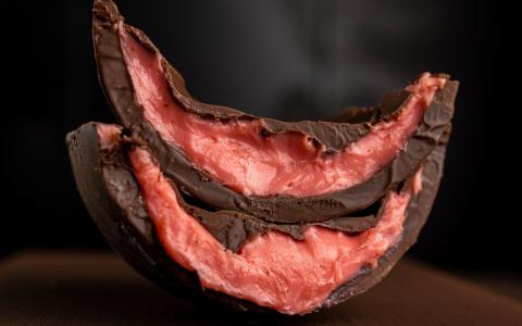 Tendência Páscoa 2025: ovo de chocolate com casca recheada. Ovo de Páscoa com a casca trufada.