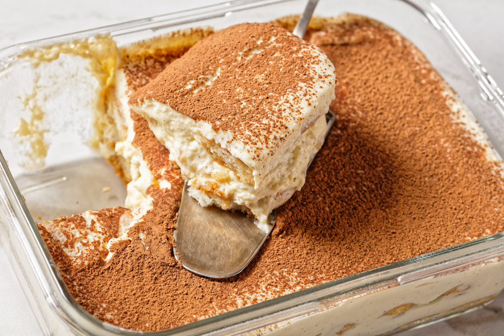 tiramisu, uma sobremesa de origem italiana, disposta em uma travessa de vidro