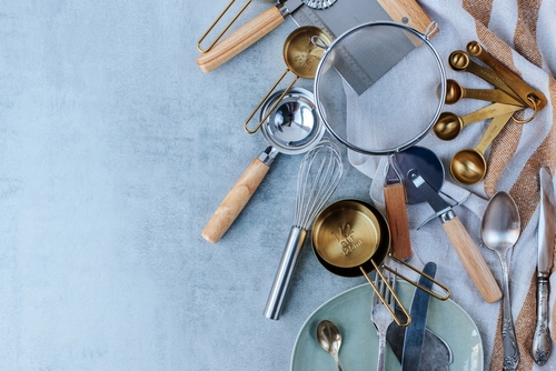 utensílios domésticos sobre fundo azul