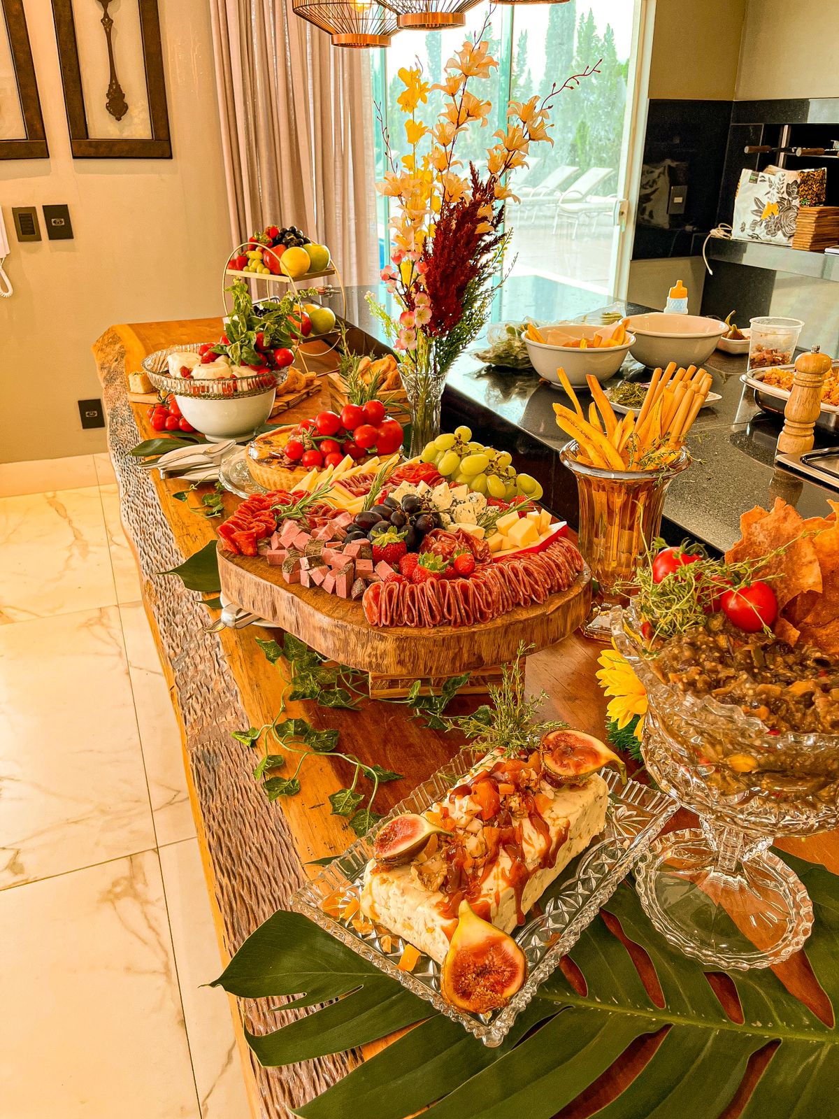 Mesa de frios e salgados para eventos.