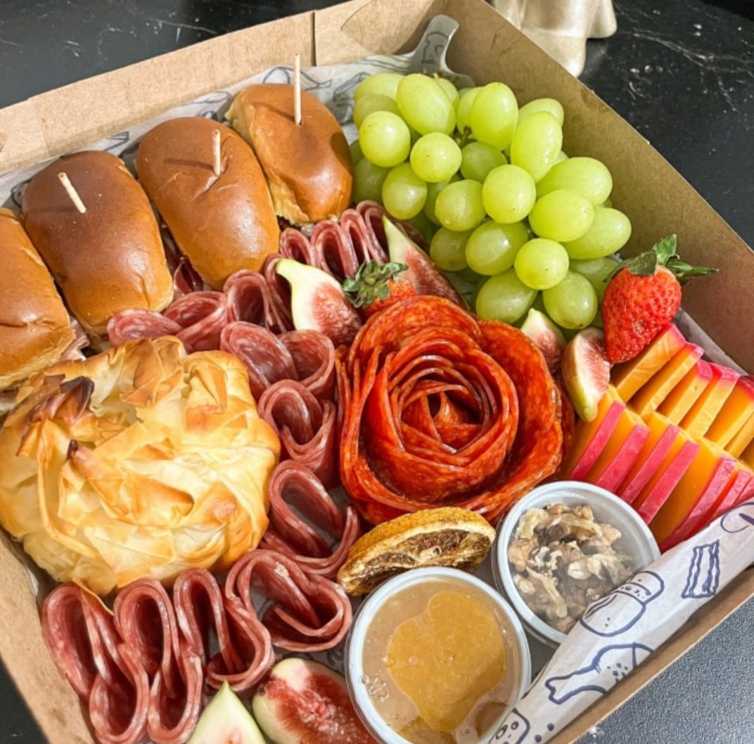 Box de frios, frutas e petiscos para o Dia dos Namorados.