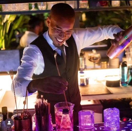 José Nilton fazendo Drink de Acarajé